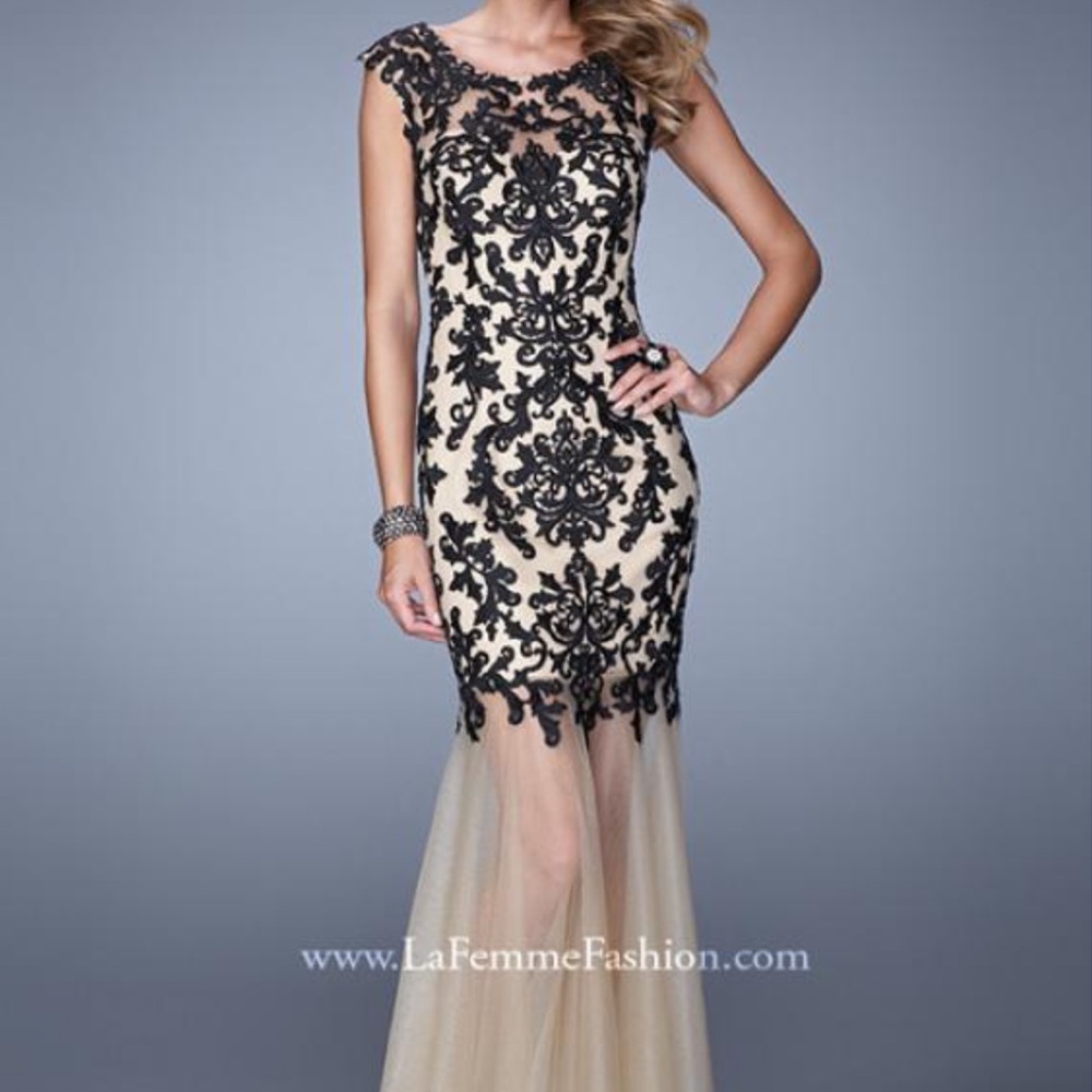 LA FEMME 21286 Black/Nude long laces dress. NTW with tag. Size 8, prom dress.